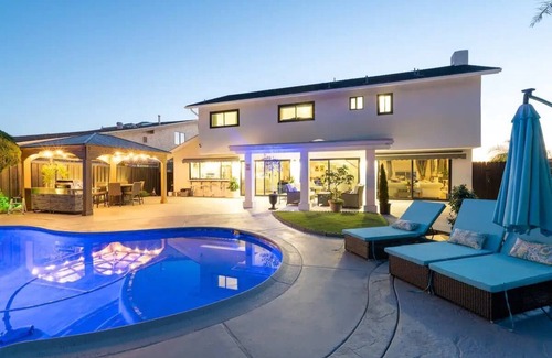 Bay Ho House | Luxury Oasis with Designer Elegance