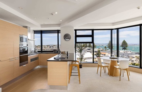 Mount Maunganui Apartment | Luxury Ocean Views - Heated Pool, Main Beach & Gym