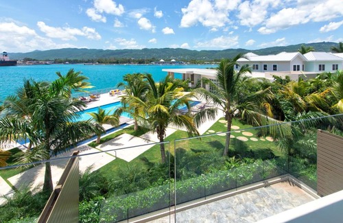 Montego Bay Apartment | Luxury Oceanfront Residence Condo