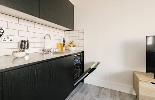 East Acton Apartment | Luxury One Bedroom Flat City skyview