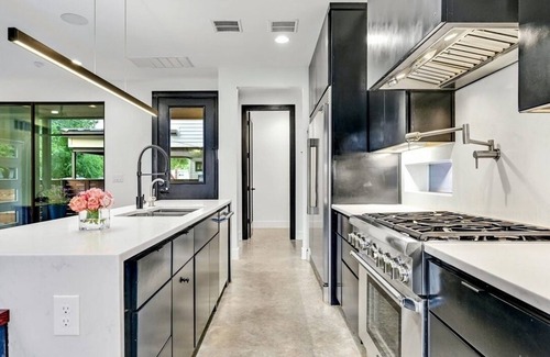 Chestnut House | Luxury pad close to everything! 5min to Moody, 6th, & Rainey