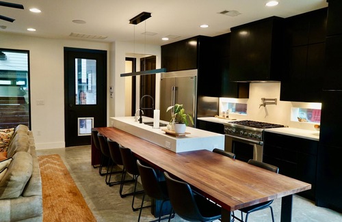 Chestnut House | Luxury pad close to everything! 5min to Moody, 6th, & Rainey