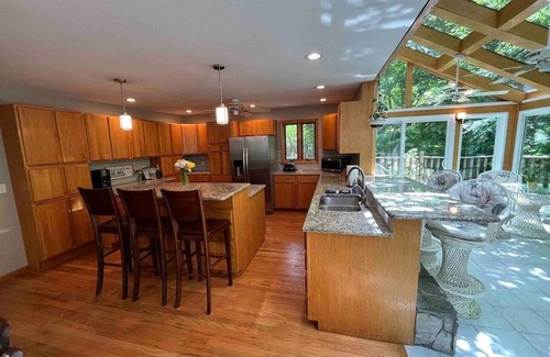 Southmont House | Luxury Paradise Awaits on the Lakefront