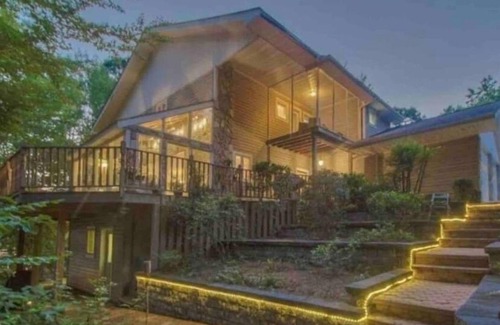 Southmont House | Luxury Paradise Awaits on the Lakefront