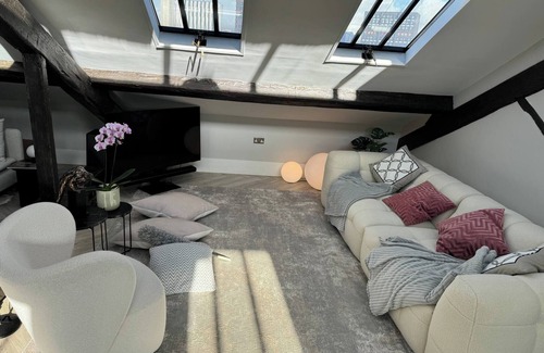Birmingham City Centre Apartment | Luxury Penthouse St Chads Snowhill