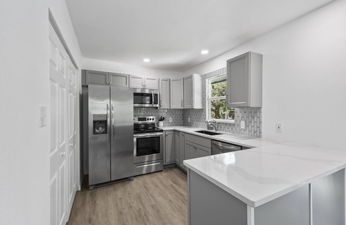 Charlotte Harbor Apartment | Luxury Place - 23017, one block away from Bayshore Park. 3/4 ml of Punta Gorda.