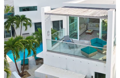 Jimmy Hill Villa | Luxury Pool Villa Steps Away From the Beach with Stunning Ocean Views