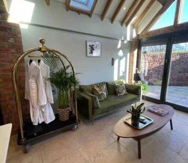 Barrow upon Trent House | Luxury private FARM BARN, Airport, NEC