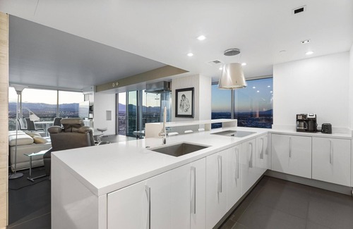 Las Vegas Hotel | 🌴✨ Luxury Private Suite - Wraparound Balcony - Strip View! High Floor✨🌴