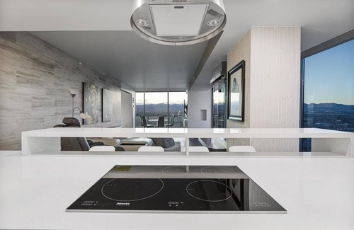 Las Vegas Hotel | 🌴✨ Luxury Private Suite - Wraparound Balcony - Strip View! High Floor✨🌴