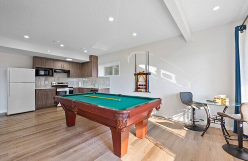 Calgary House | Luxury Retreat Hot Tub Pool Table 3 King Bed