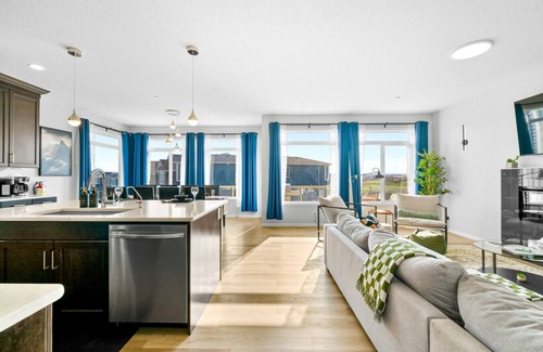 Calgary House | Luxury Retreat Hot Tub Pool Table 3 King Bed