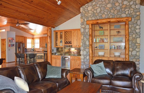 Torreon Cabin | Luxury retreat in Torreon, KING beds, huge covered deck and EV chargernnn