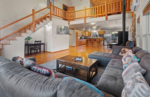 Red River House | Luxury Riverfront Cabin "Moe's Riverside Lodge" Pool Table-WIFI-AC-Pet Friendly