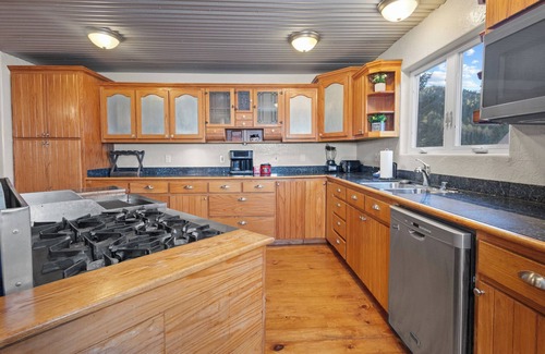 Red River House | Luxury Riverfront Cabin "Moe's Riverside Lodge" Pool Table-WIFI-AC-Pet Friendly