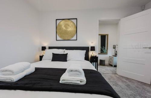 Westbrook House | Luxury Seaside Home Parking, Sleeps 8 By Adliv