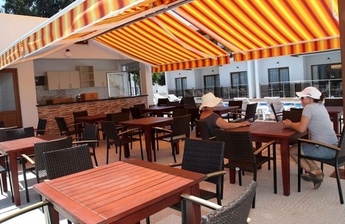 Turgutreis Apartment | Luxury self catering 1 bedroom holiday apartment with communal swimming pool.