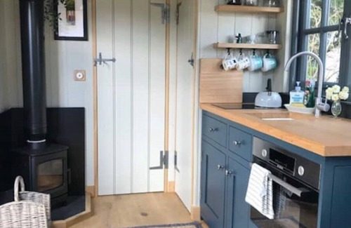 Frampton on Severn Cabin | Luxury Shepherds Hut Juliet