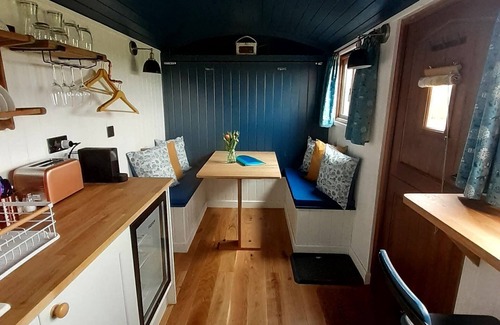 Polegate Cabin | Luxury shepherd's hut with sunset veiws