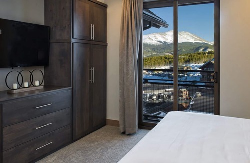 Peak 8 Resort | Luxury Ski-In/Out Suite. Grand Colorado Peak 8. 1BR King + Queen Sofa. Sleeps 4!