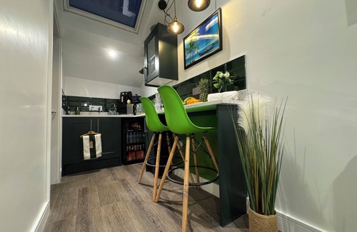 Elland House | Luxury Southgate House 6 Bedroom 6 bathroom Jacuzzi Bath 2 Min M62 Free Parking