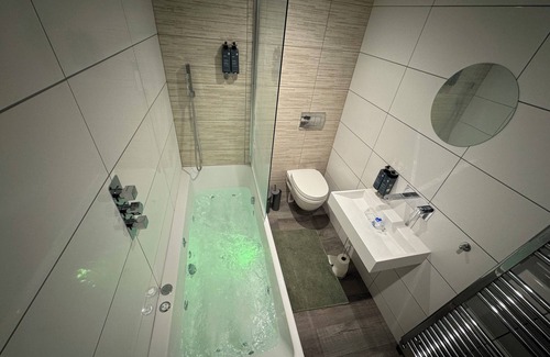 Elland House | Luxury Southgate House 6 Bedroom 6 bathroom Jacuzzi Bath 2 Min M62 Free Parking