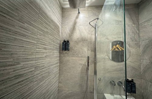 Elland House | Luxury Southgate House 6 Bedroom 6 bathroom Jacuzzi Bath 2 Min M62 Free Parking