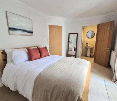Margate Apartment | Luxury, Spacious 3 Bedroom, Beachfront Apt with Parking & Courtyard - Shoreside