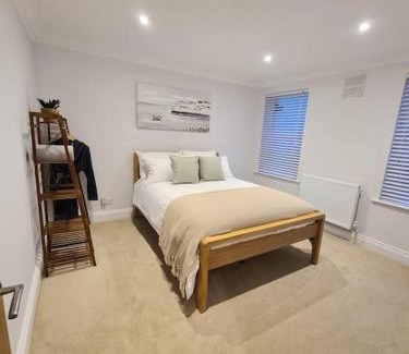 Margate Apartment | Luxury, Spacious 3 Bedroom, Beachfront Apt with Parking & Courtyard - Shoreside
