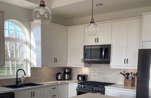 York House | Luxury Stay on the Bay - Waterview Minutes From Peis Best Beaches