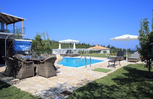 Tsoukaladhes House | Luxury stone villa Emily close to Mylos beach