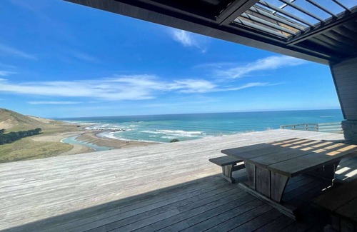 Pongaroa House | Luxury, stylish house with spectacular seaviews