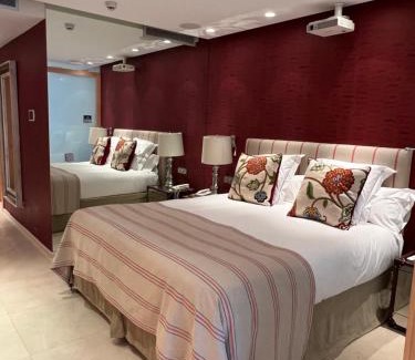 Golden Mile Apartment | Luxury Suite in Puente-Romano