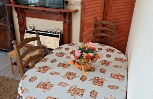 Seven Kings House | Luxury super double bedroom near London Seven Kings Train station