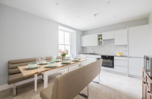 Tenby House | Luxury Tenby Old Town Retreat just 1-minute to Beach with Parking