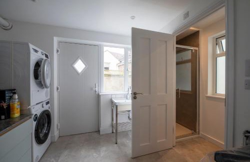 Tenby House | Luxury Tenby Old Town Retreat just 1-minute to Beach with Parking