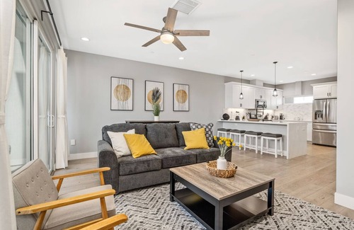 Corridor House | Luxury Townhouse with Rooftop Patio! #3 Sleeps 6