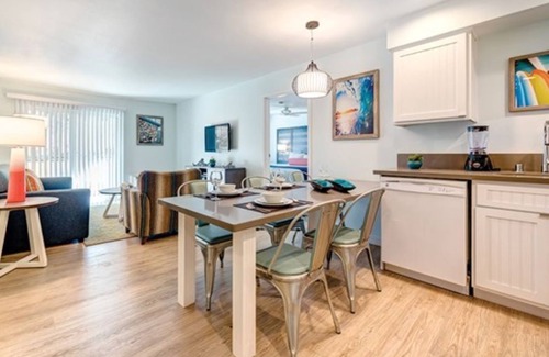 University Heights Condo | Luxury unit for Comic-Con. full kitchen sleeps 6