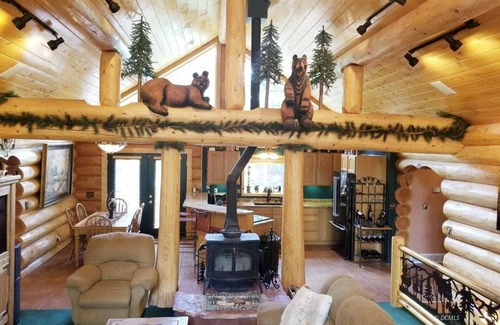 Duck Creek Village Cabin | Luxury upscale cabin, quiet cul-de-sac, free Wi-Fi