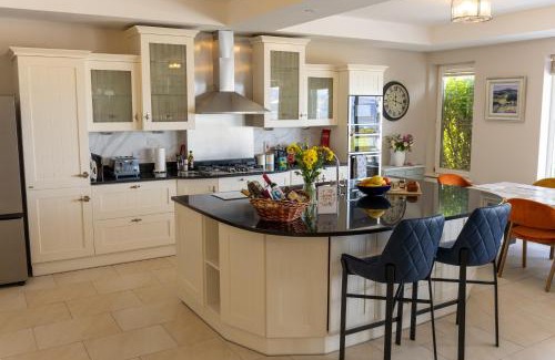 Kilnabrack Upper House | Luxury Vacation Home on the Ring of Kerry-Wild Atlantic Way with Mountain & Sea Views - 5 min walk to Glenbeigh Village - 10 min drive to Rossbeigh Beach & Dooks Golf Course - 30 minute drive from Muckross House and National Park