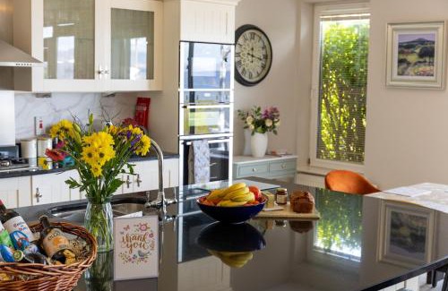 Kilnabrack Upper House | Luxury Vacation Home on the Ring of Kerry-Wild Atlantic Way with Mountain & Sea Views - 5 min walk to Glenbeigh Village - 10 min drive to Rossbeigh Beach & Dooks Golf Course - 30 minute drive from Muckross House and National Park