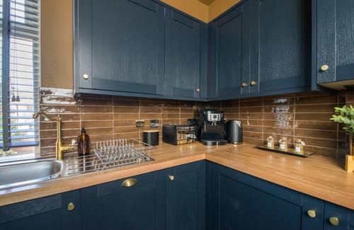 Leyton Villa | Luxury Versace Sleeps10, Hottub, Pool Table, Skytv