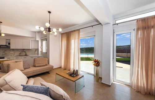 Gerani Villa | Luxury Villa Oasis, 11 bedrooms, Private Heated Pool & Jacuzzi