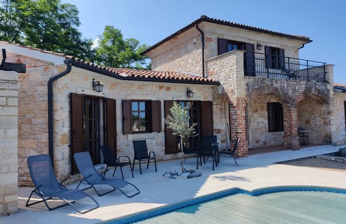 Mofardini Villa | Luxury Villa (sleeps 8) - Private Heated Pool, Safety Cover, A/C & Pets Allowed