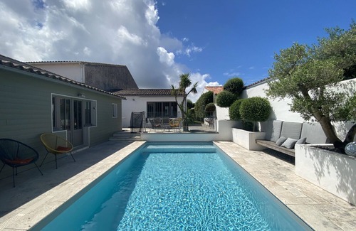 La Flotte Villa | Luxury villa with heated pool close to shops and sea.