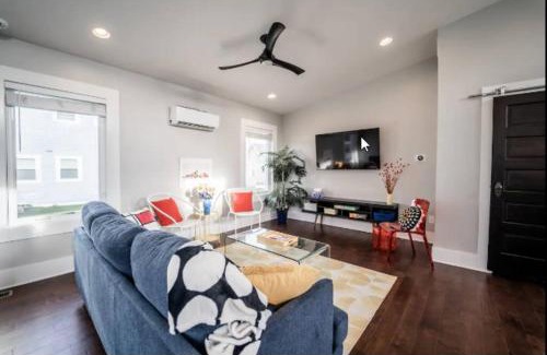 Fountain Square House | Luxury w - SoakTub- King - Backyard - Fountain Sq