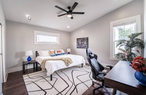 Fountain Square House | Luxury w - SoakTub- King - Backyard - Fountain Sq