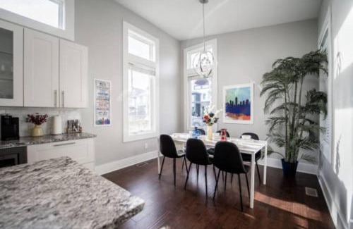 Fountain Square House | Luxury w - SoakTub- King - Backyard - Fountain Sq