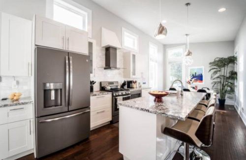 Fountain Square House | Luxury w - SoakTub- King - Backyard - Fountain Sq
