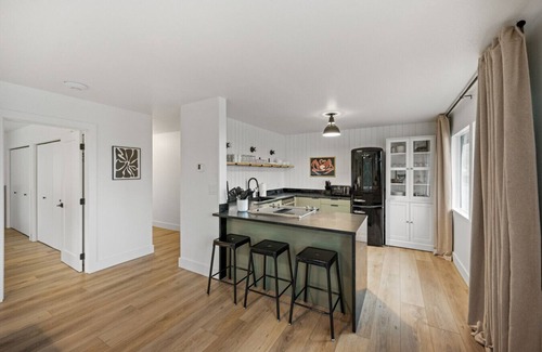 Juneau Apartment | Luxury w/View, Sleeps 4! Walk to Tours & More! 8